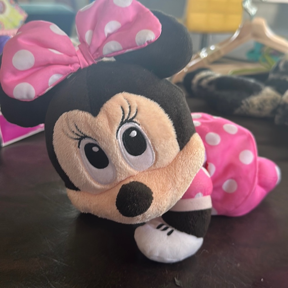 Minnie Mouse crawling